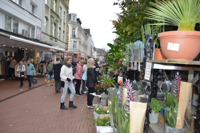 Die Opladener Fußgängerzone wird zum Pflanzenparadies. Foto: Archiv/LAG