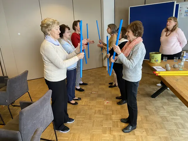 Iris Poloczek-Jordan demonstriert die Wirksamkeit der  Bewegungskunst Eurythmie.  | Foto: Andrea Floß