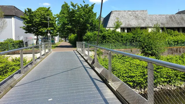 Am Pastorat in Leichlingen wird der neue Hochwassermeldepegel errichtet. Foto: Wupperverband