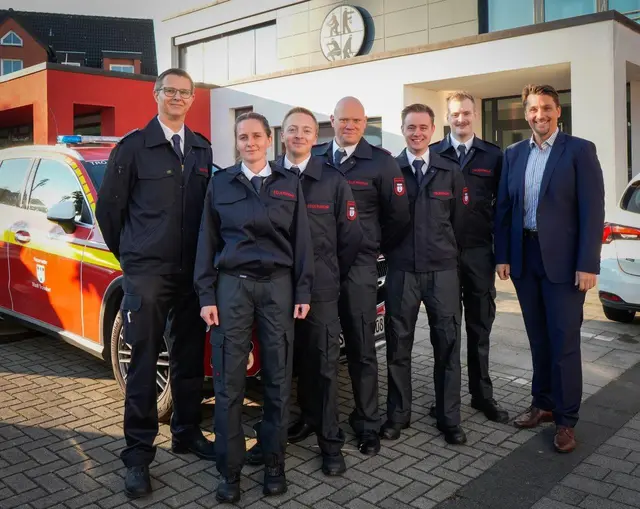 Oberbrandrat Lars Gödel mit den Auszubildenden Julia Maiwald, Fabian Urbach, Sven Scheidgen, Nils Linke, Alexander Pohl und Bürgermeister Alexander Biber. | Foto: Stadt Troisdorf