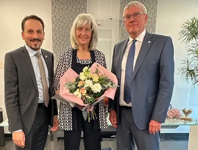 Die Trägerin der Bundesverdienstmedaille, Hildegard Seemayer (Mitte), mit Landrat Sebastian Schuster (rechts) und Bürgermeister Matthias Großgarten (links).  | Foto: Stadt Niederkassel