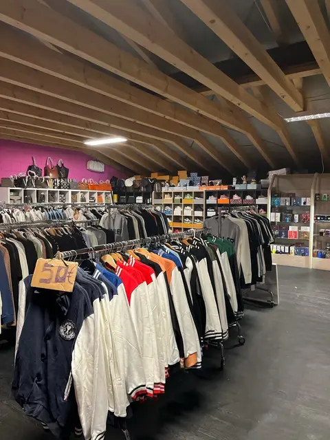 Gefälschte Markenwaren soweit das Auge reicht.  | Foto: Polizei Köln