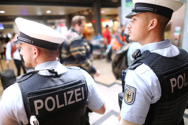Auf Streife im Kölner Hauptbahnhof mit zwei Bundespolizisten.  | Foto: Arton Krasniqi