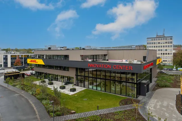 In Troisdorf hat DHL das neue Innovation Center Europe eröffnet. An der Kaiserstraße in Troisdorf-Mitte entstand auf über 5.000 Quadratmetern das weltweit größte Innovationszentrum von DHL für Forschung, Entwicklung und Präsentation zukunftsweisender Logistiklösungen.  | Foto: Foto: Stadt Troisdorf