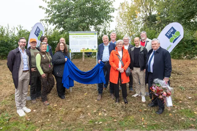 Fördernde und Unterstützende mit SDW-Kreisverbands-Vorsitzenden Rainer Deppe an der „Baum-des-Jahres-Pfad“-Tafel. Foto: Axel König