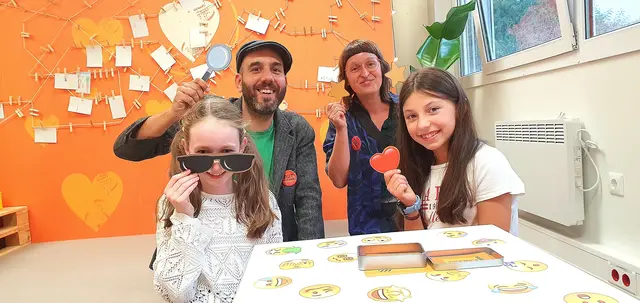 Selma (l.) und Philipa waren unter den ersten kleinen Besuchern in der neuen „MutReiferei“ von Naturgut Ophoven, hier im Bild mit den Spiel- und Lerndesignern Willy Dumaz und Charlotte Janus vom Büro für Sinn und Unsinn, die wiederum zuständig für die Gestaltung von interaktiven Ausstellungen, Spielen und Lernmedien sind. Foto: Gabi Knops-Feiler 