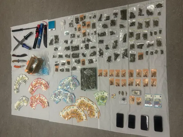 Bargeld, Waffen und Drogen wurden beschlagnahmt. | Foto: Polizei Köln