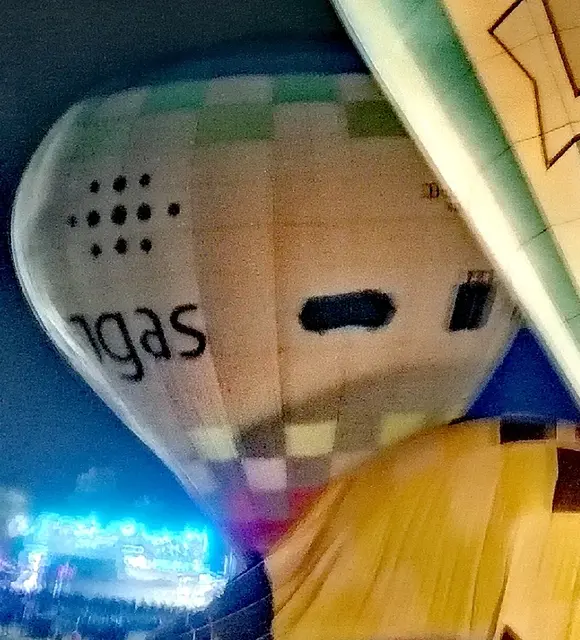 Der Rheingas Ballon in Warstein beim Nachtglühen. Die Ballonfreunde Brühl nehmen auch an Veranstaltungen teil.  | Foto: Heike Löhrer