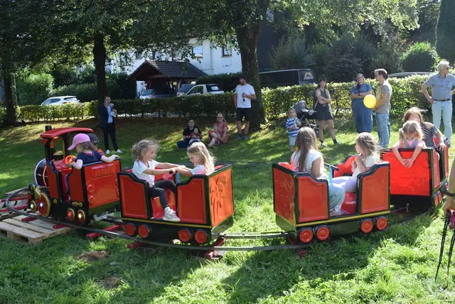 Die kleinen Besucher hatten großen Spaß bei einer Fahrt mit der Mini-Eisenbahn. Foto: Hoeck