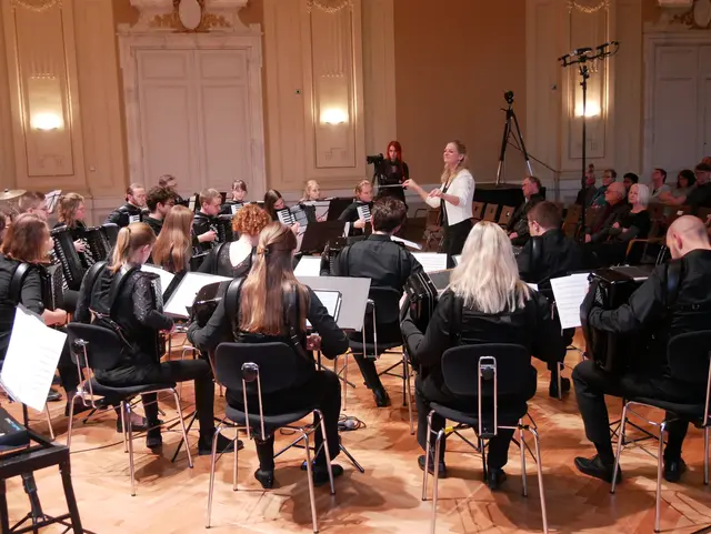 Das LandesJugendAkkordeonOrchester Nordrhein-Westfalen unter Leitung von Silke D'Inka beeindruckte mit Akkordeonmusik auf höchstem Niveau beim Saisonabschluss in der Historischen Stadthalle Wuppertal  | Foto: Anita Brandtstäter