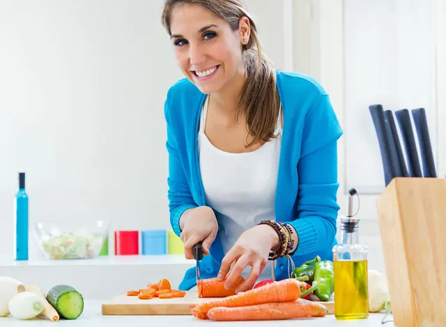 Eine pflanzenbetonte, basische Ernährung kann bei rheumatoider Arthritis als Begleittherapie die Beschwerden lindern. Foto: DJD/Basica/PantherMedia/Josep M. Suria
