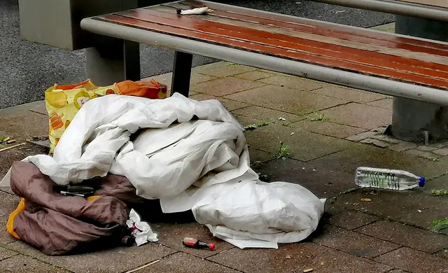 Menschen ohne Wohnung suchen mit ihren Habseligkeiten Parks und Bänke zum Schlafen auf,Tendenz steigend.  | Foto: Heike Löhrer