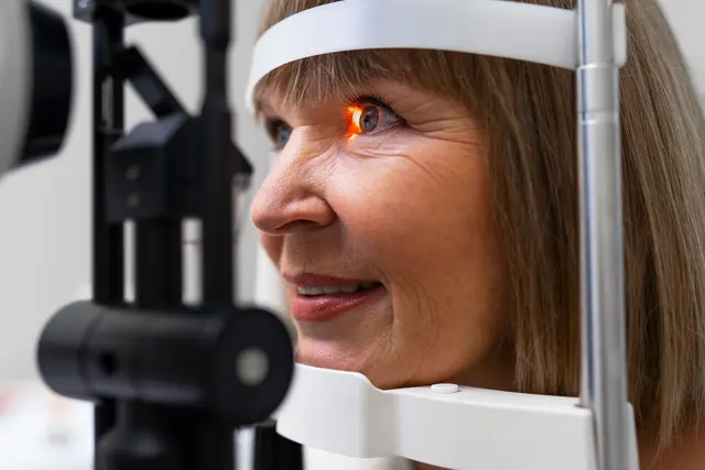 Der grüne Star kann die Augen und das Sehvermögen dauerhaft schädigen, darum sollte man ab 40 regelmäßig zur Vorsorgeuntersuchung beim Augenarzt gehen. Foto: DJD/VISUfarma B.V./Andrii Rakov
