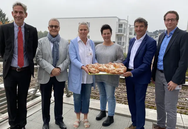 (v.l.) Malteser-Kuratoriums-Vorsitzender Carl Freiherr von Lüninck, Peter Schwamborn, stellvertretender Bürgermeister, Heimleiterin Annette Mortsiefer, Fachbereichsleitung Service-Wohnen Hella Merten, Investor und Bauherr Georg Spitzer und Malteser-Geschäftsführer Thomas Harazim. Foto: Elli Riesinger