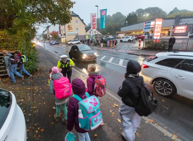 Bezirkspolizistin Alexandra Schneiders ist dreimal die Woche vor Ort. Foto: Axel König