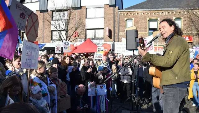 Stephan Brings setzt sich musikalisch für Demokratie und Toleranz ein. Beim Tag der Demokratie in Hürth können Schüler*innen gemeinsam mit Stephan Songs komponieren. | Foto: Foto: Düster