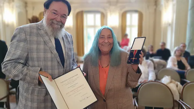 Bürgermeister Bernhard Marewski überreichte Regina Tillmann die Ordensinsignien in einer Feierstunde im Spiegelsaal von Schloss Morsbroich. Foto: Gabi Knops-Feiler 