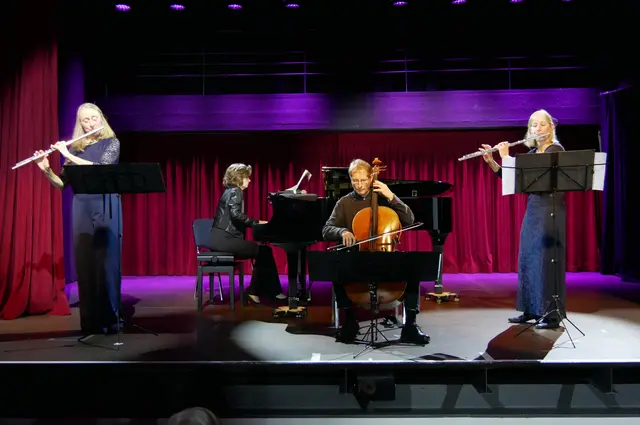 Das Plaisance-Quartett auf der Bühne des großen Saals im Rheinforum: v.l.n.r. Filine Precht, Flöte; Claudia Schott, Klavier; Jacques Neureuther, Cello; Irina Mahlmann, Flöte.  | Foto: Anita Brandtstäter