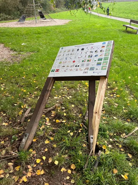 Ein weiteres Beispiel sinnloser Zerstörungswut: die Schautafel am VVR-Spielplatz | Foto: VVR