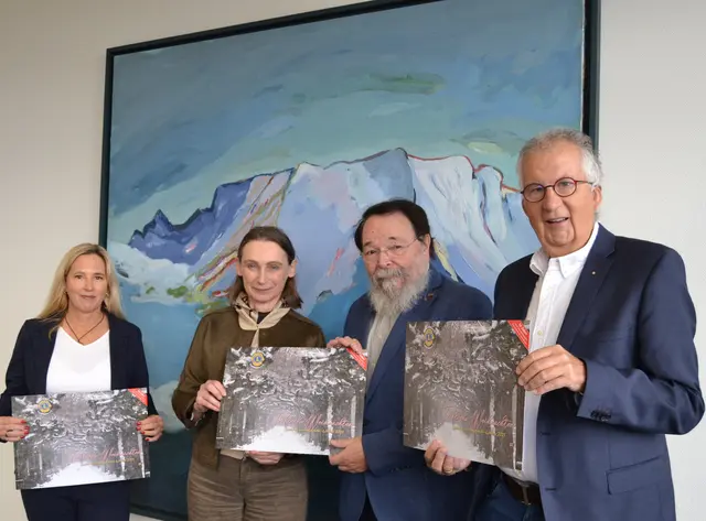 Die drei Präsident*innen der Lionsclubs überreichen den ersten Kalender an Bürgermeister Bernhard Marewski. Foto: Stadt Leverkusen