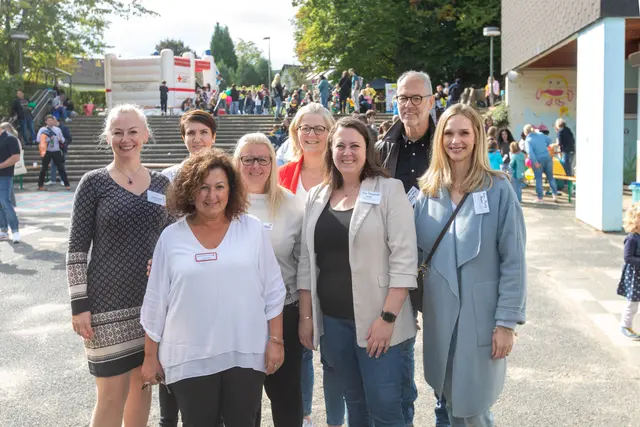 Schulleiterin Sylvia Grosse (v.l.), Förderverein-Vorsitzende Carolina Hein (hinten), OGS-Leiterin Tota Kranzhoff, Förderverein-Kassenwartin Kerstin Heyne, Kreissparkasse Overath Mitarbeiterin Stephanie Schmahl und Leiterin Heike Trompetter, Bürgerstiftung Overath-Vorsitzender Werner Ahrens und Kyra Pauly, Managing Director der Bayer Foundation. Foto: Axel König