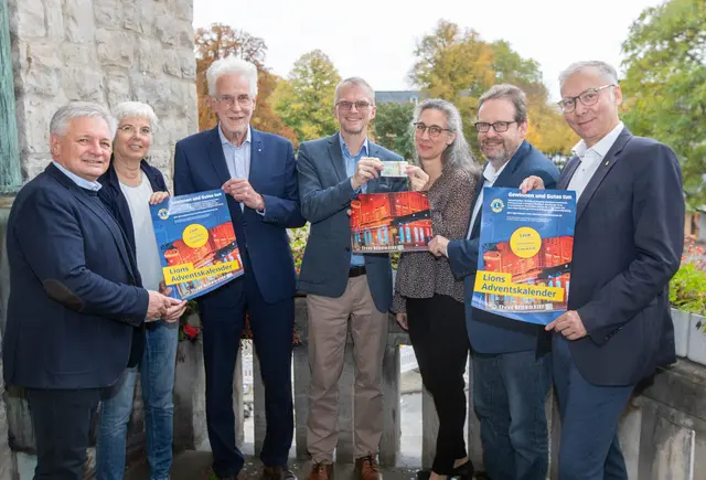 Präsentieren den neuen Adventskalender (v.l.): Dirk Kierdorf (Präsident Lions Bergisch Gladbach/Bensberg, Dagmar Kerckhoff (Kalenderbeauftragte Lions Bensberg-Schloss), Wolfgang Dick (Vize-Präsident Lions Bergisch Gladbach/Bensberg), Bürgermeister Frank Stein, Gudrun Nopper (Vorsitzende Förderverein Lions Bensberg-Schloss), Marcus Fehler (Schatzmeister Lions Bensberg-Schloss) und Oliver Schillings, Präsident Lions Bensberg-Schloss. Foto: Axel König