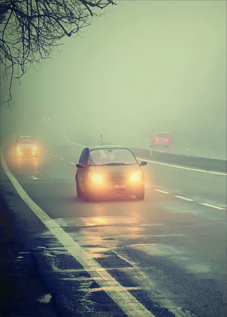 Schlechte Sicht, nasse und rutschige Straßen, plötzlicher Wildwechsel - die kalte Jahreszeit ist für Autofahrer eine echte Herausforderung. Deswegen empfiehlt sich eine vorausschauende Fahrweise: beide Hände am Lenkrad, bei reduzierter Geschwindigkeit genügend Abstand halten und bremsbereit sein. Foto: photootohp/123rf/Barmenia