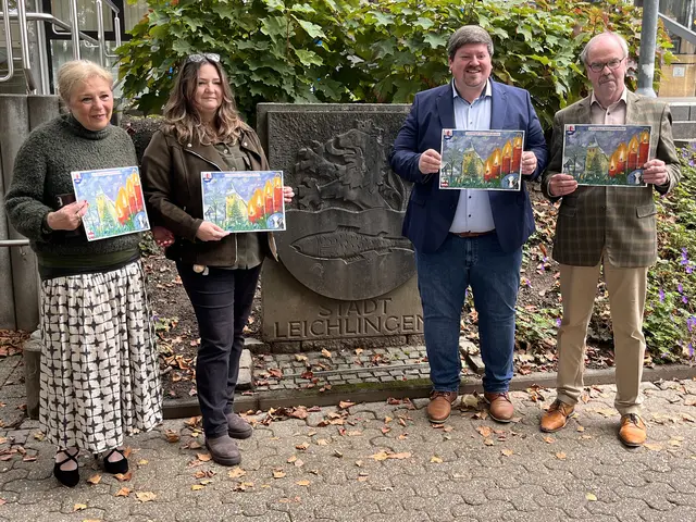 Sie stellten den neuen LC-Adventskalender vor: (v.l.) Uta Herold-Grebing vom LIIONS Club Leichlingen, Künstlerin Silvia Bergmann, Schirmherr Maurice Winter und Wolfgang Podestà, Präsident LIONS Club Leichlingen. Foto: H.Peter Grebing
