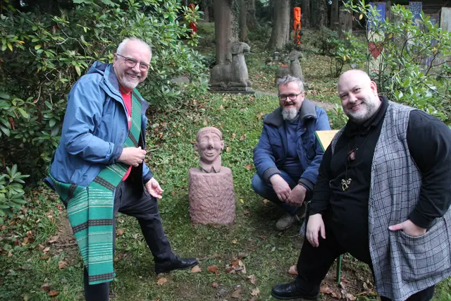 Willibert Pauels, Hartmut Zech und Gerd Pohl bei der Einweihung des neuen Denkmals auf dem Gelände der „Gärten der Bestattung“. Foto: Flick 