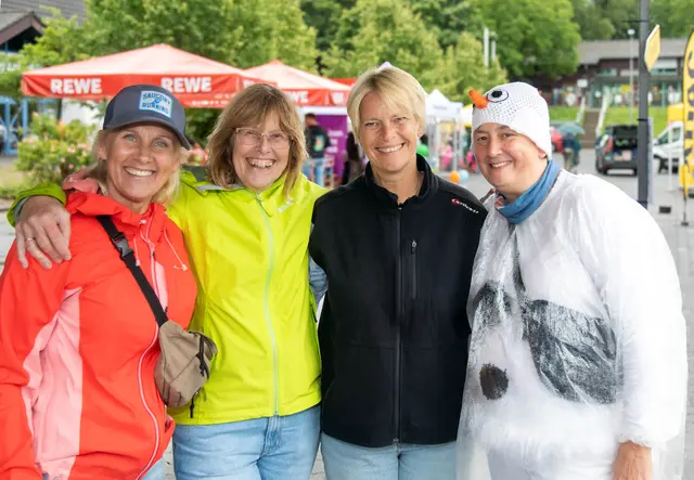 Der IGF-Vorstand ist zurückgetreten (v.l.) Vorsitzende Miriam Siebertz (v.l.), Stellvertreterin Doris Dapprich-Martiny, Kassenwartin Kerstin Feeken-Matuschka und Schriftführerin Birgit Janata-Müller auf dem diesjährigen Sommerfest XXL der IGF. Foto: Axel König