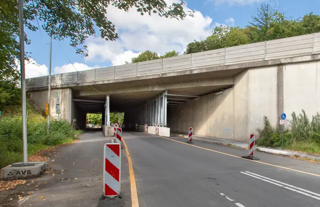 Die marode Brücke ist seit Sommer vergangenen Jahres abgestützt und zur Durchfahrt unter der A4-Brücke verbleibt nur eine Fahrspur. Foto: Axel König