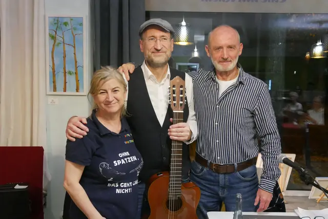 Mine Murzoglu, Inhaberin von Mines Spatzentreff, freute sich über einen gelungenen Abend mit Hans Jürgen Sittig und John Hay.  | Foto: Anita Brandtstäter 