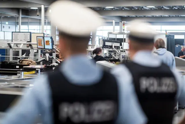 Symbolbild einer Handgepäckkontrolle am Flughafen. | Foto: Bundespolizei Köln