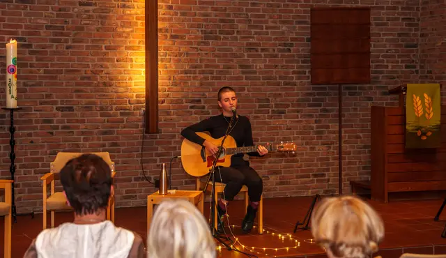 Hava Kagermann mit Gitarre in der Stephanuskirche Uckerath. | Foto: Heimermann