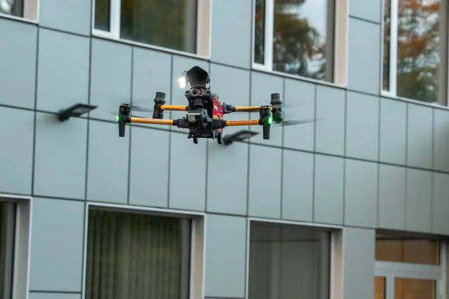 Neben einem Gimbel und einer Kamera verfügt die Drohne auch über einen Lautsprecher und eine Lampe. Foto: Joachim Rieger / Rheinisch-Bergischer Kreis