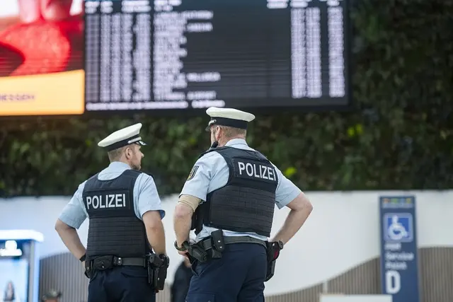 Beamten der Bundespolizei patrouillieren am Flughafen. | Foto: Bundespolizei Köln