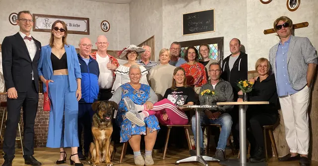Erna Wutschke (sitzend, l., neben Theaterhund Paul) und Prinz Harry von Anhalt (r.) sind Cousin und Cousine. Der Theaterverein Marialinden stellt sich wieder gekonnt einem großen Publikum vor. Foto: Elli Riesinger