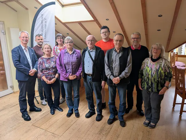 (v.l.) Dr. Josef Peters ehrte die Blutspender Darius Maron (100 Blutspenden), Sabine Bauer (50 Blutspenden), Daniela Rothschuh (50 Blutspenden), Birgit Wisdorf (100 Blutspenden), Hans-Gerd Düngelmans (175 Blutspenden), Friedrich Zipzer (50 Blutspenden), Volker Teika (100 Blutspenden), Norbert Seith (100 Blutspenden) und Hannelore Ulbricht (50 Blutspenden). Foto: DRK Leverkusen