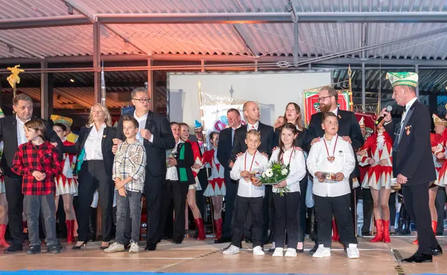 Viermal jecke Oberhäupter (v.l.): Die bisherigen Dreigestirne um die Prinzen Filip (Petakovic) und Christian I. (Althaus), Jungfrau Steffi (Stephanie Müller), die Bauern Niklas (Lehmann) und Michael (Schlaeger), des Weiteren die designierten Trifolien um die Prinzen Thies (Bokeloh) und Thomas III. (Schmitz), die Jungfrauen Charlotte (Prinz) und Lea (Rodenbach) sowie die Bauern Ben (Löffelsend) und Maurice (Jakobs). Rechts: FBK-Präsident Gerd Breidenbach. Foto: Axel König