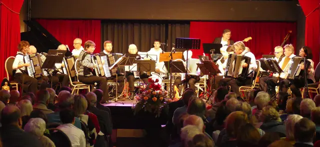 Das Akkordeon-Orchester Wesseling bei seinem Jahreskonzert 2024 - ebenfalls im Großen Saal des Rheinforums.  | Foto: Wolfhard Brandtstäter