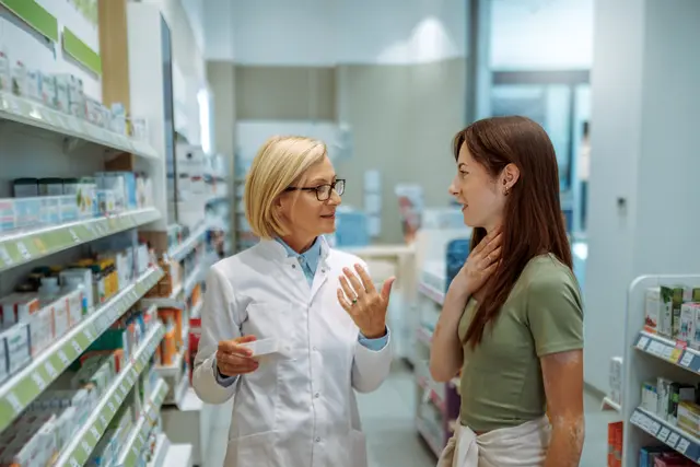 Bei Schmerzen sollte man sich in der Apotheke fachkundig beraten lassen - nicht jedes Mittel ist geeignet. Foto: DJD/LINDA AG/Getty Images/mixetto