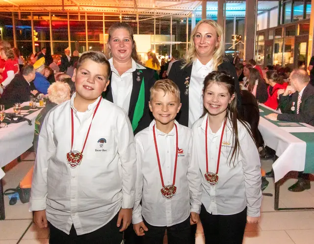 Die stellvertretende Prinzenführerin Stefanie Waldorf (v.l.) und Prinzenführerin Juliane Musiol mit dem neuen Kinderdreigestirn um Bauer Ben (Löffelsend), Prinz Thies (Bokeloh) und Jungfrau Charlotte (Prinz). Foto: Axel König