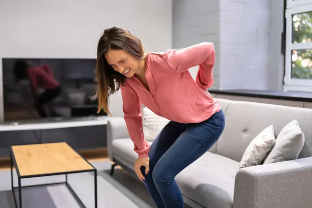 Wenn jede Bewegung ins Kreuz schießt, wünschen sich die Betroffenen eine schnelle Linderung ihrer Schmerzen. Foto: DJD/Basica/PantherMedia/Andriy Popov