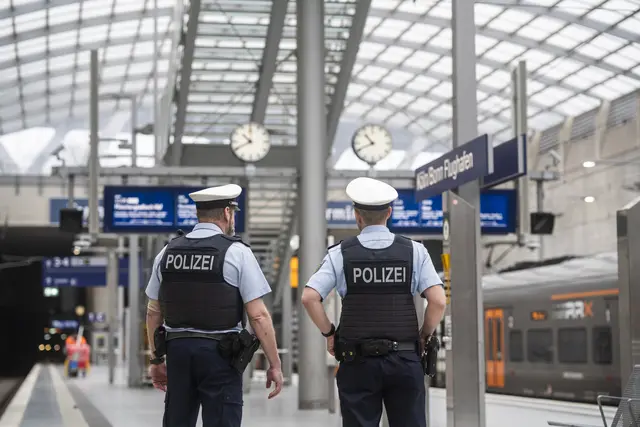 Zwei Beamte der Bundespolizei am Bahnhof am Flughafen Köln/Bonn. | Foto: Bundespolizei