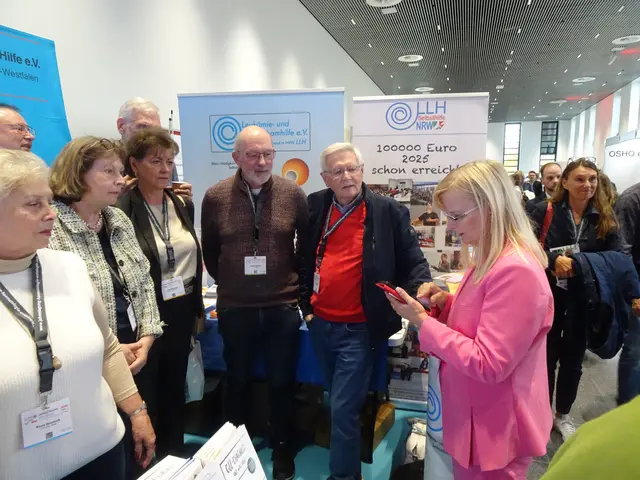 Simone Pareigis aus Halle macht ein Erinnerungsfoto | Foto: Bildrechte: Stefania Herod