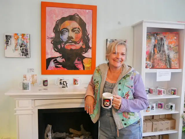 Gut besuchte Vernissage zur Ausstellung "Alte Freunde" von Antje Cibura in Mines Spatzentreff.  | Foto: Anita Brandtstäter