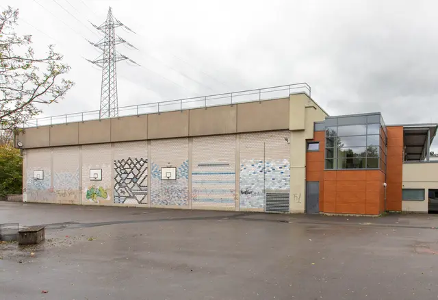 Die Sporthalle der Nelson-Mandela-Gesamtschule war bereits in den Sommerferien über mehrere Wochen wegen Baumängel geschlossen. Jetzt ist sie erneut und bis auf Weiteres aufgrund von Baumängeln geschlossen. Foto: Axel König