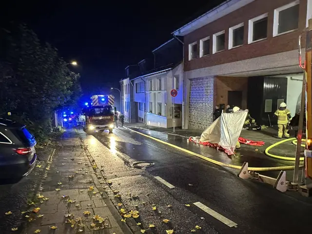 Bei einem Brand in einem Mehrfamilienhaus in der Schulstraße ist in der letzten Nacht ein 46-jähriger Mann ums Leben gekommen. | Foto: Foto: Feuerwehr Brühl