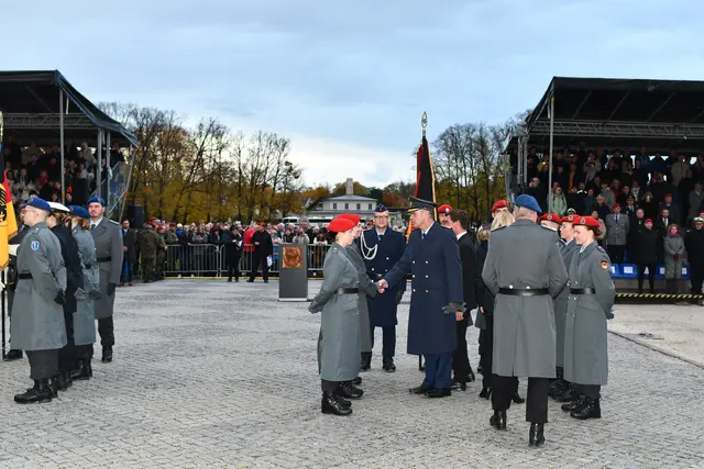 Generalleutnant Gerald Funke gratulierte den Rekrutinnen und Rekruten nach der Gelöbniszeremonie. Das feierliche Gelöbnis in Brühl war die zentrale Veranstaltung in NRW anlässlich des 70. Gründungstags der Bundeswehr. | Foto: Foto Brodüffel