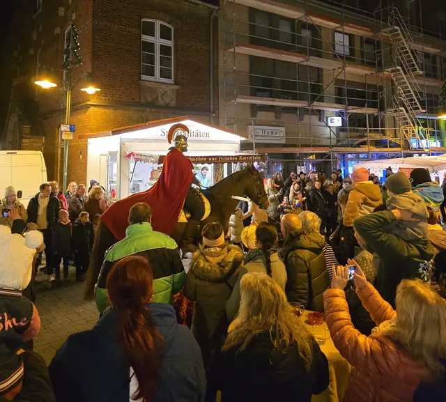 Ein Reiter als Sankt Martin hoch zu Ross: Auch am Samstag, 8. November, führt er den traditionellen Martinszug durch Schlebusch wieder an, begleitet von zahlreichen Kindern und deren Familien mit bunten Laternen. Foto: Veranstalter